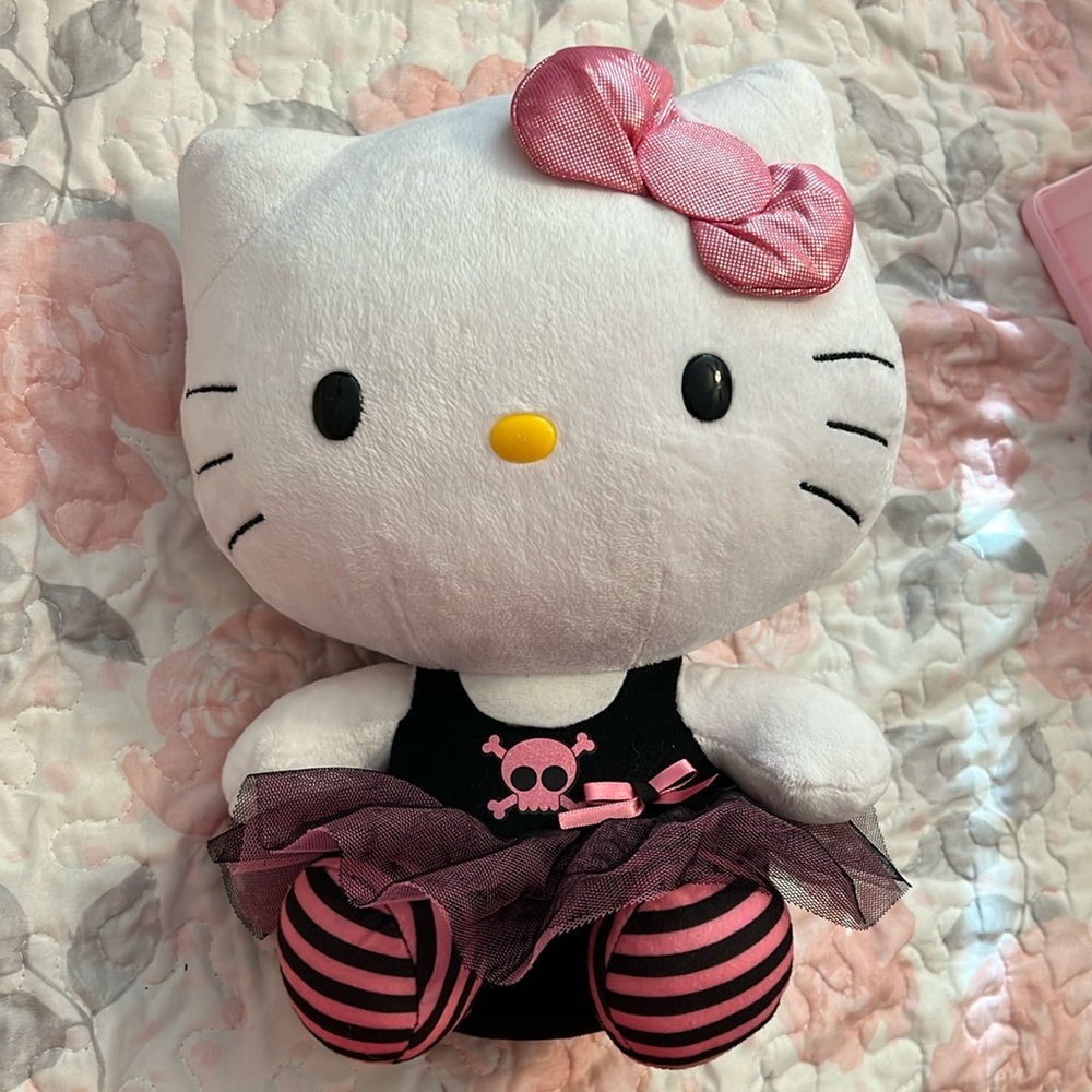 10 in goth hello kitty